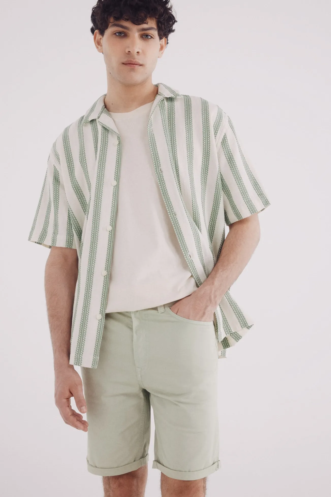 Bermuda cor clara lavada slim fit