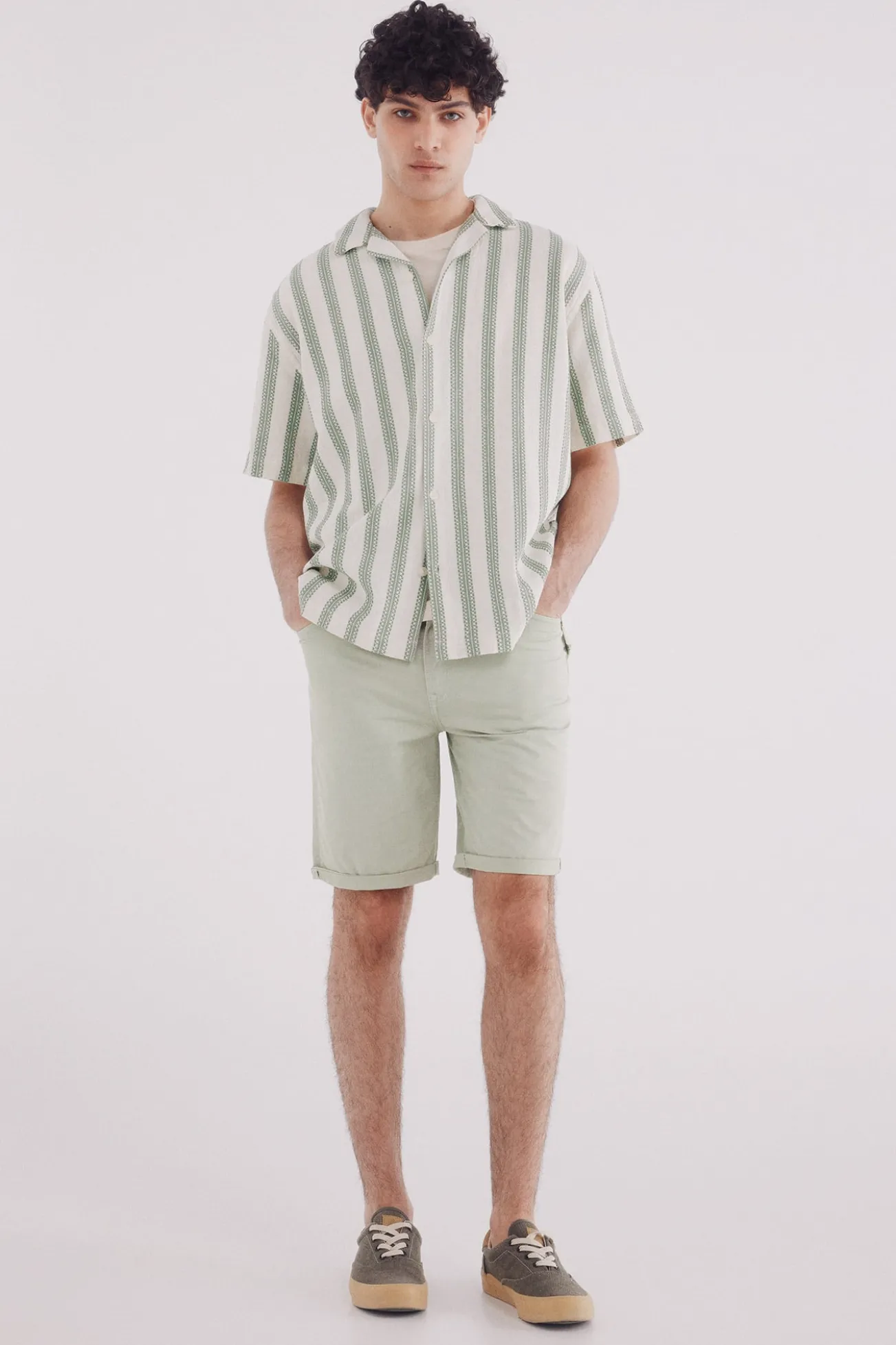 Bermuda cor clara lavada slim fit
