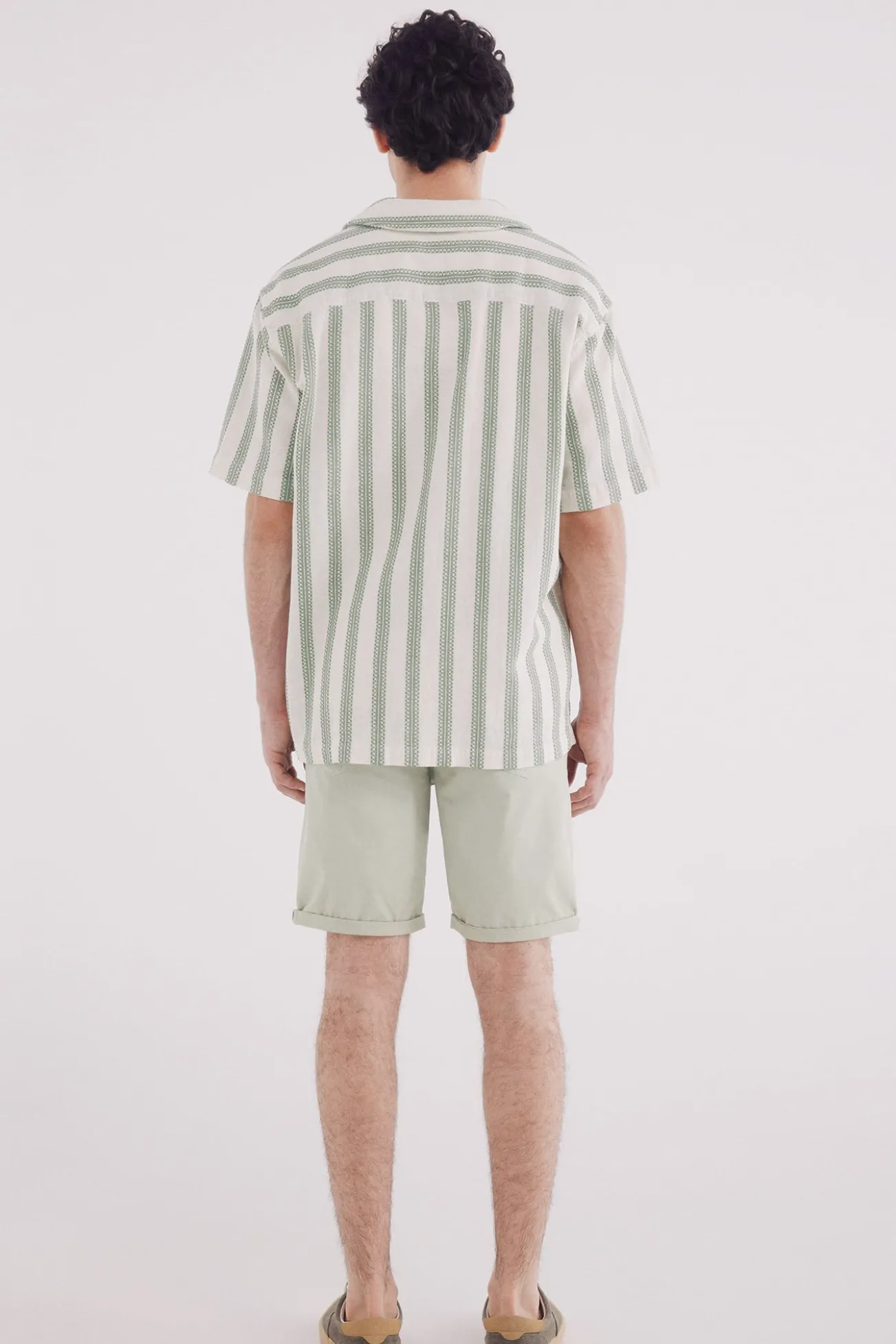 Bermuda cor clara lavada slim fit