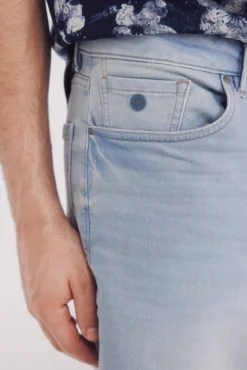 Bermuda denim slim fit de malha leve