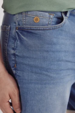 Bermuda jeans em malha denim slim fit média