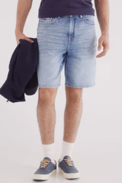 Bermuda jeans regular fit com lavagem média