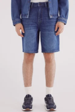 Bermuda jeans regular fit , lavagem média escura