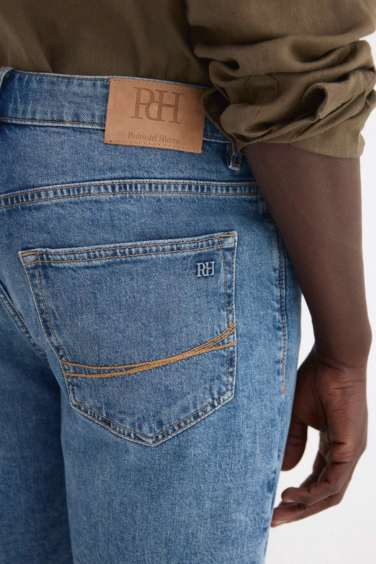 Bermuda regular em denim