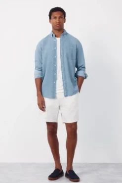 Bermudas com elástico e cadarços comuns.