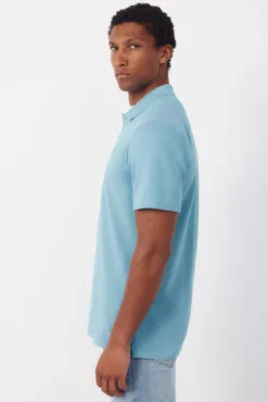 Bermudas com elástico e cadarços comuns.