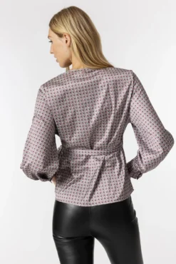 Blusa acetinada cruzada