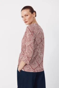 Blusa com decote em v e botões.