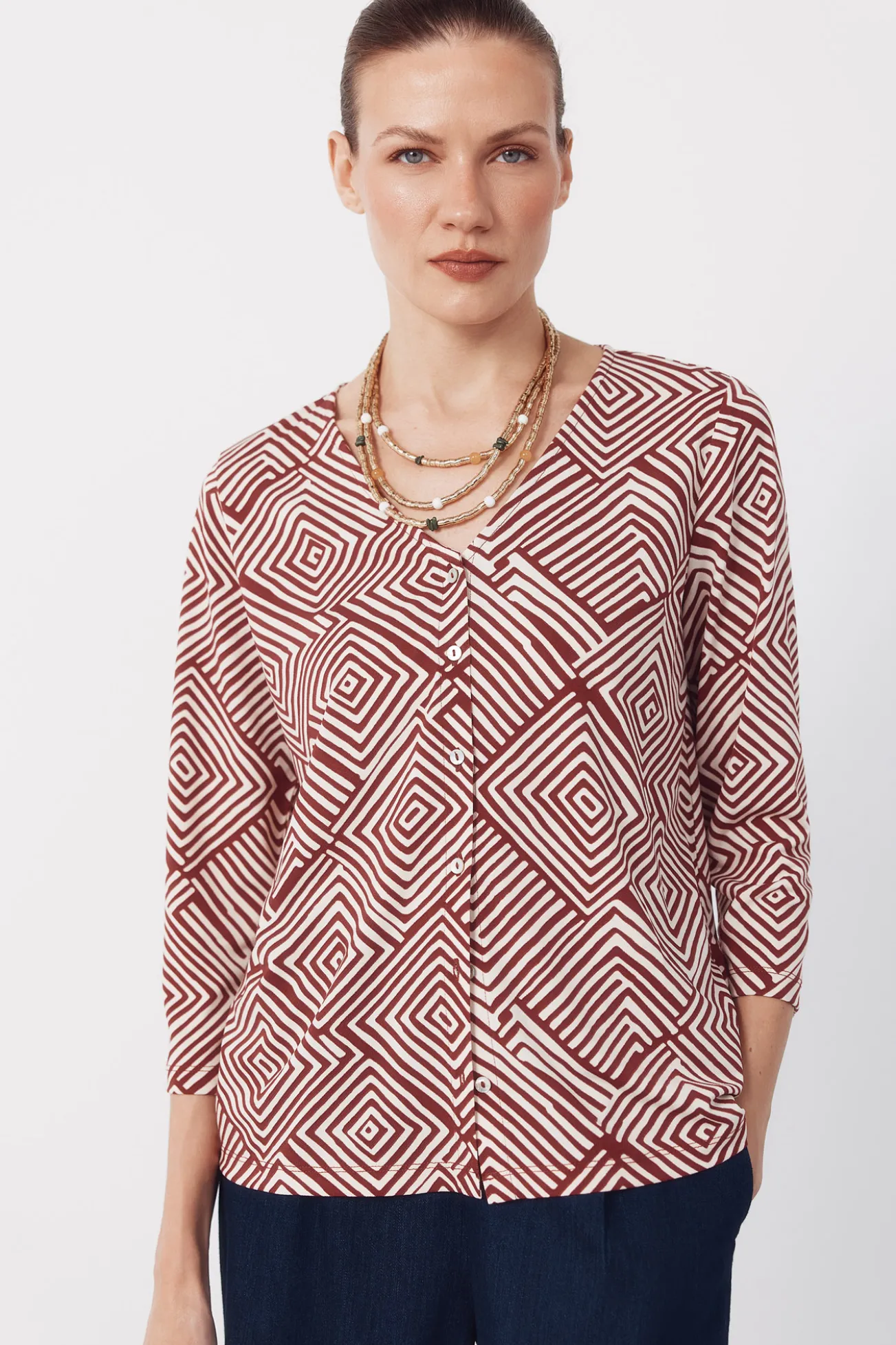 Blusa com decote em v e botões.