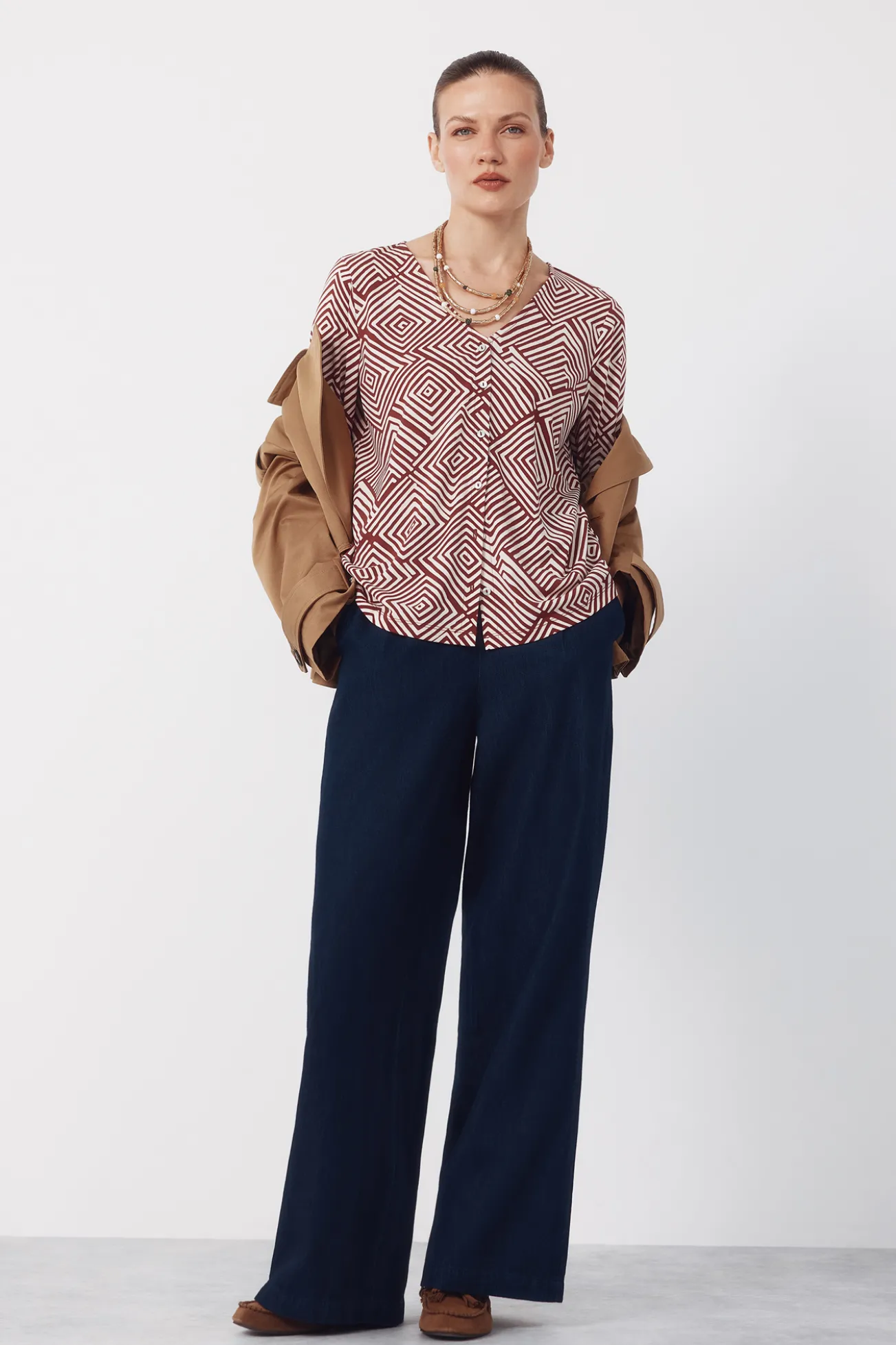 Blusa com decote em v e botões.