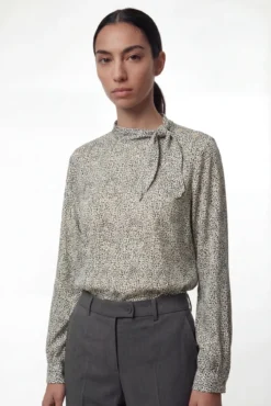 Blusa com laçada