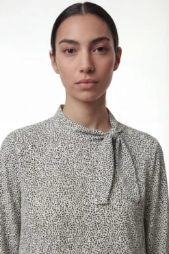 Blusa com laçada