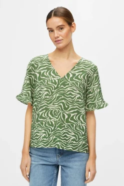 Blusa com mangas de folhos