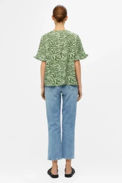 Blusa com mangas de folhos