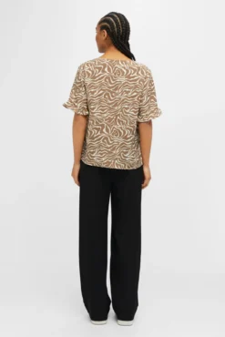 Blusa com mangas de folhos