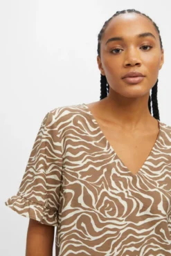 Blusa com mangas de folhos