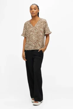 Blusa com mangas de folhos