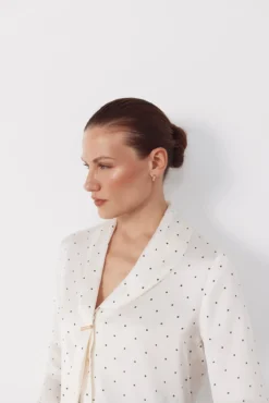 Blusa de cetim com laçada