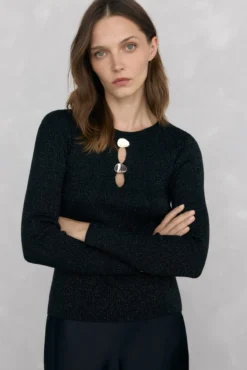Blusa de malha brilhante com aberturas