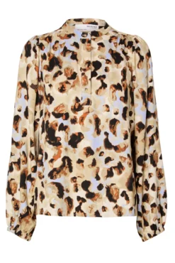 Blusa de manga comprida animal print confecionada 100% com Lenzing ECOVERO.
