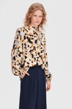 Blusa de manga comprida animal print confecionada 100% com Lenzing ECOVERO.