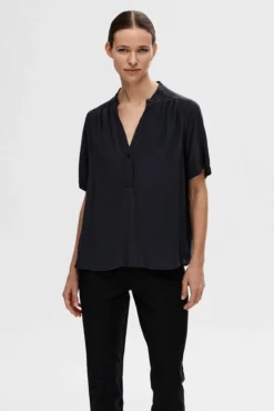 Blusa de manga curta confecionada com viscose Ecovero.