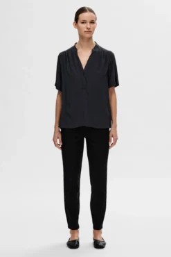 Blusa de manga curta confecionada com viscose Ecovero.