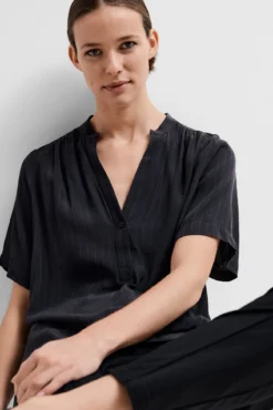 Blusa de manga curta confecionada com viscose Ecovero.