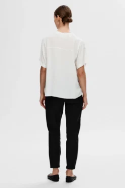 Blusa de manga curta confecionada com viscose Ecovero.