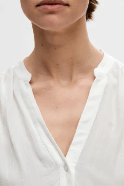 Blusa de manga curta confecionada com viscose Ecovero.