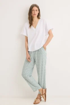 Blusa de renda com apliques