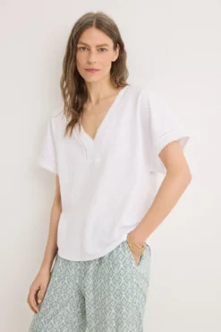 Blusa de renda com apliques