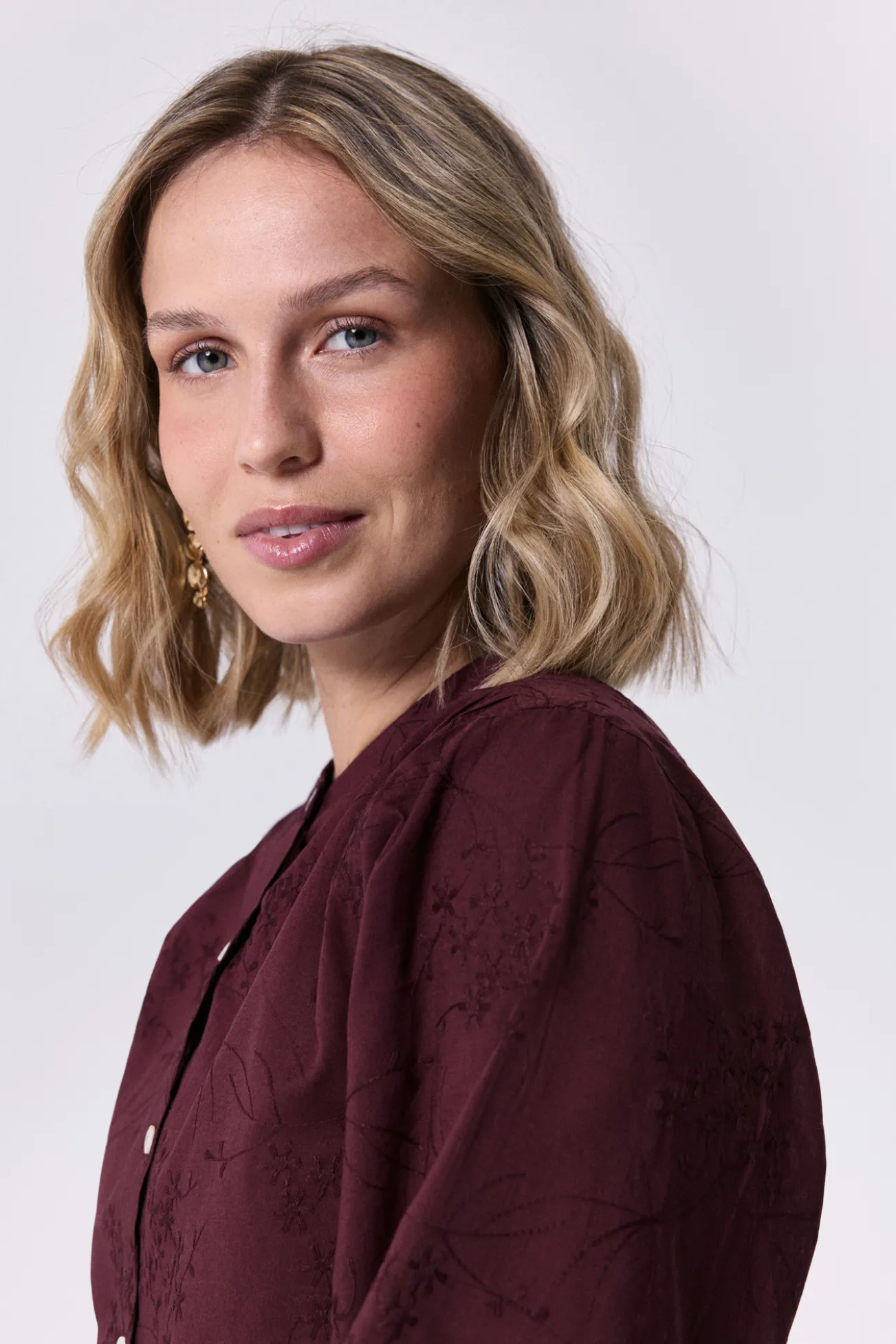 Blusa de tecido bordado