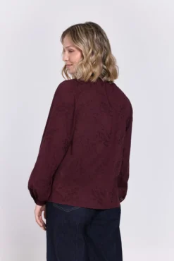 Blusa de tecido bordado
