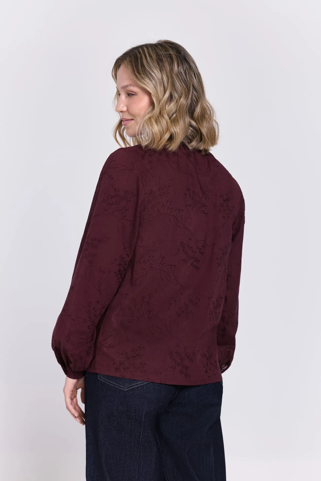 Blusa de tecido bordado