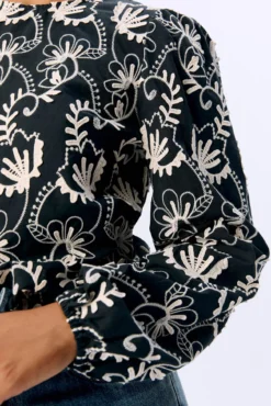 Blusa de tecido bordado