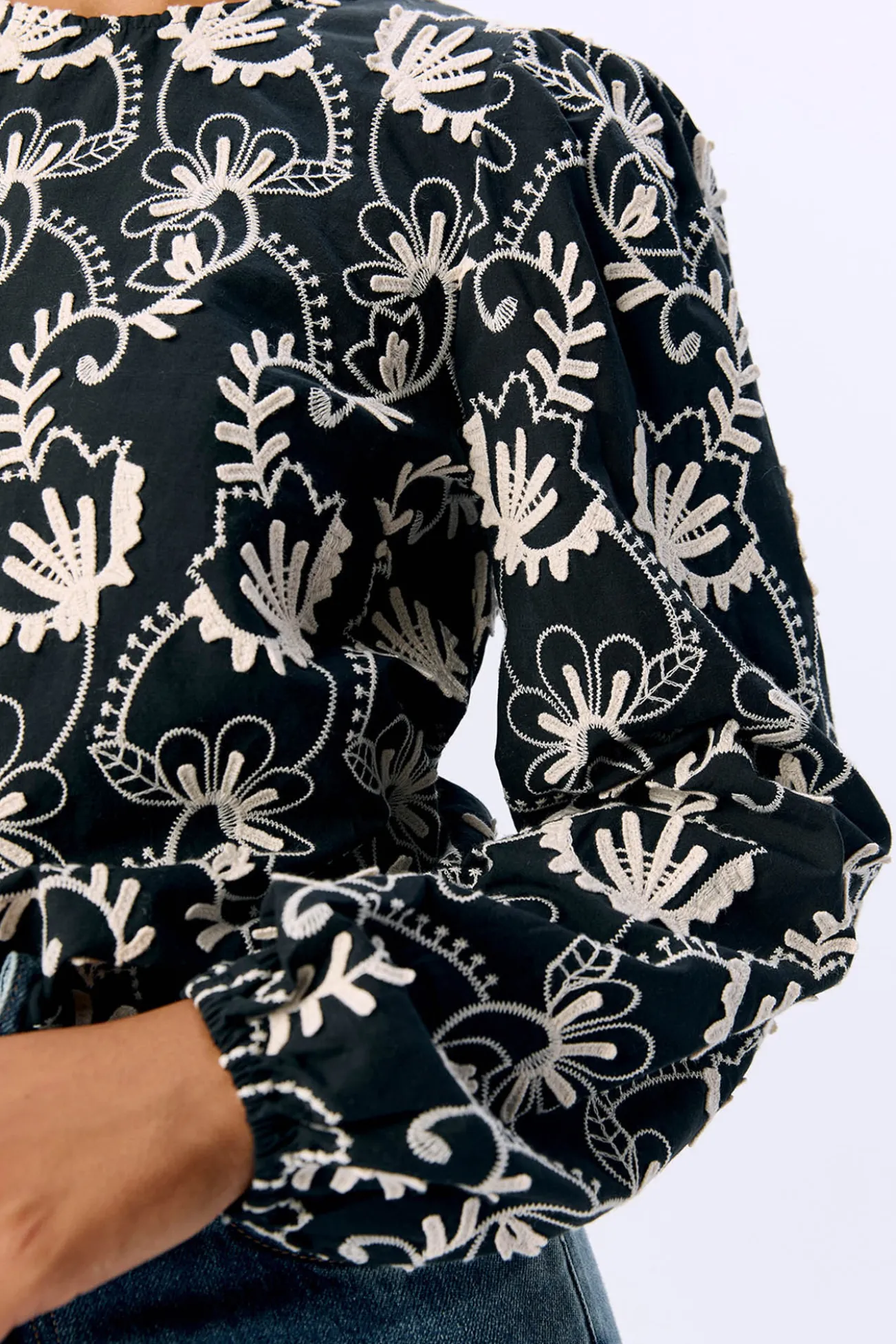 Blusa de tecido bordado
