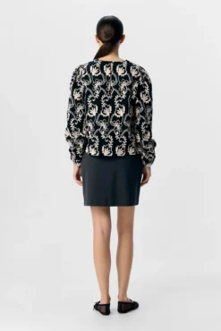 Blusa de tecido bordado