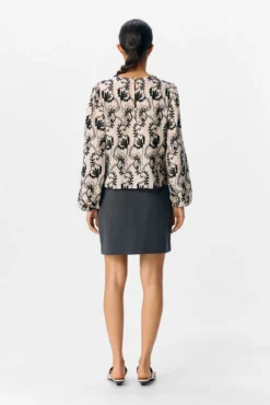 Blusa de tecido bordado