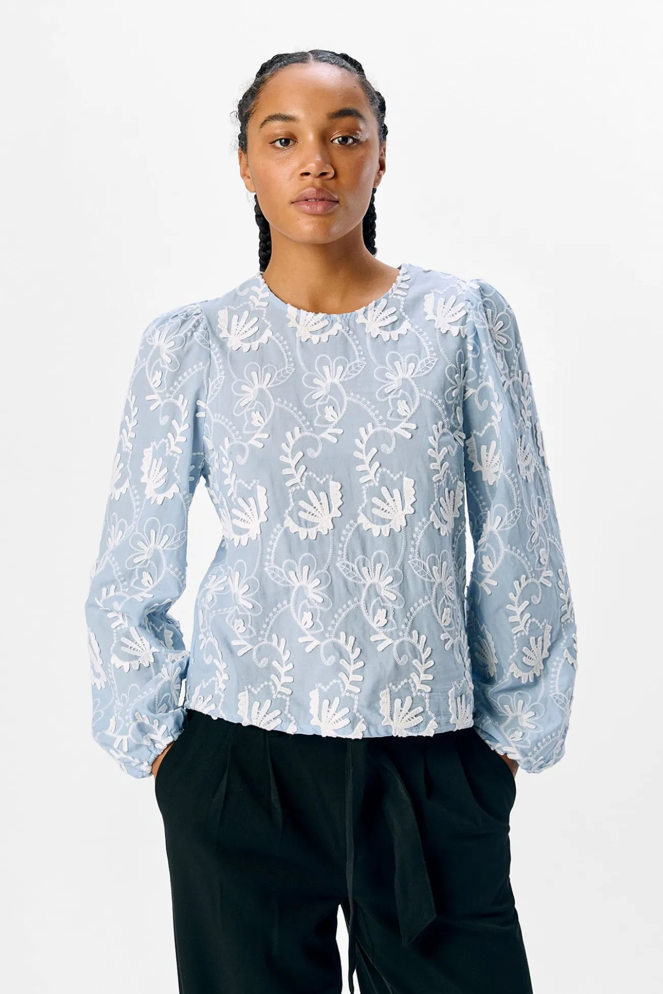 Blusa de tecido bordado