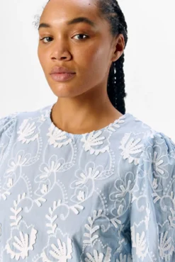 Blusa de tecido bordado