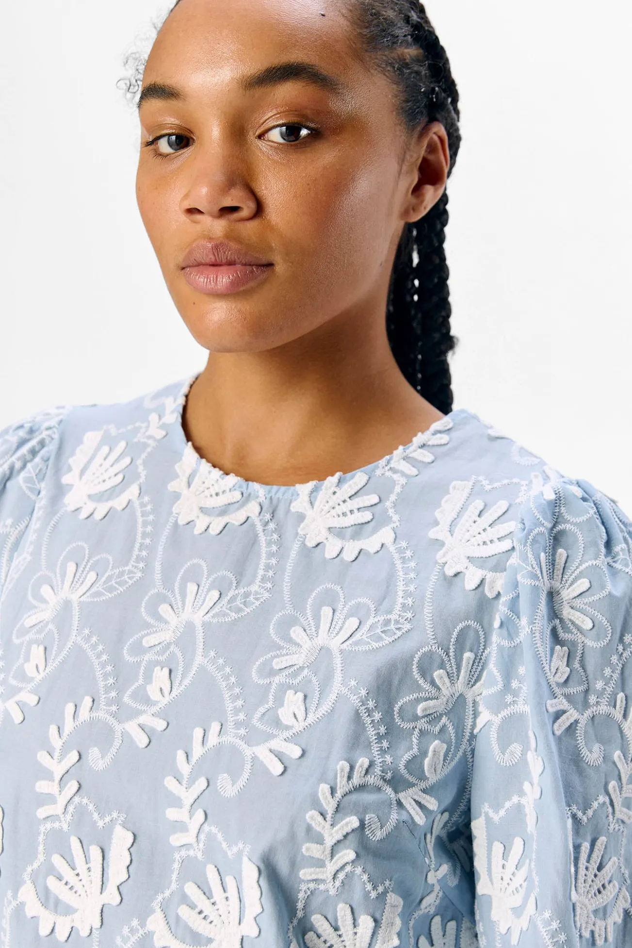 Blusa de tecido bordado