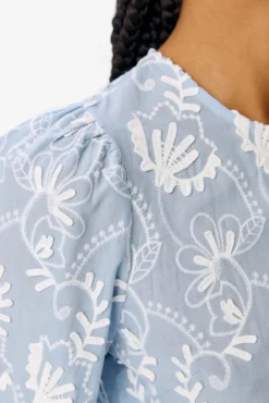 Blusa de tecido bordado