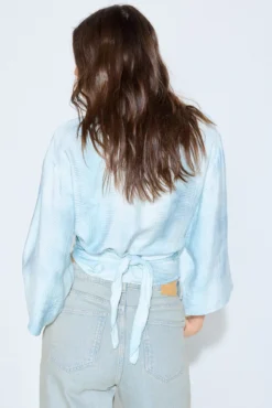 Blusa estampada com laçada