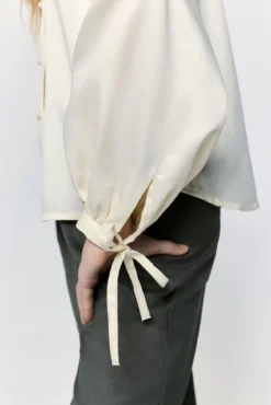 Blusa esvoaçante com acabamento semibrilho