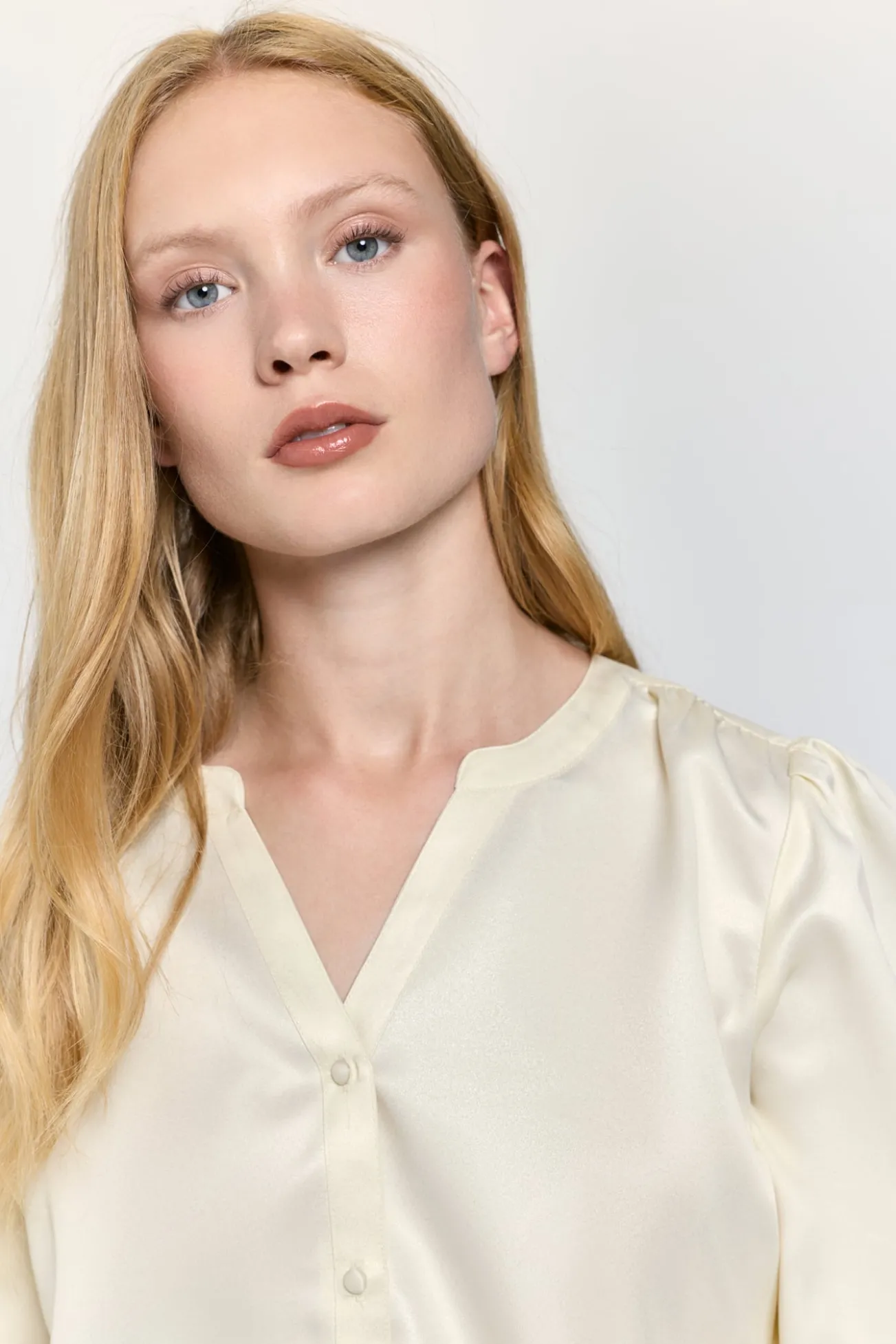 Blusa esvoaçante com acabamento semibrilho