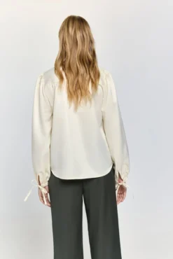 Blusa esvoaçante com acabamento semibrilho