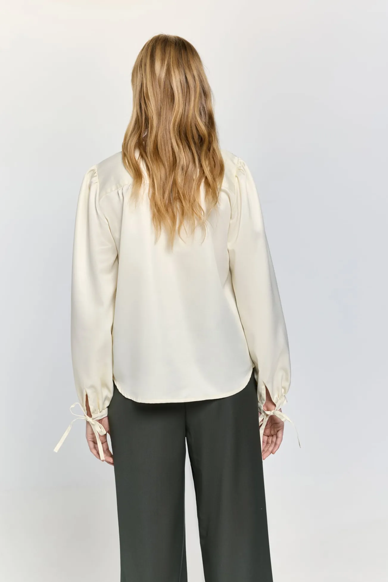 Blusa esvoaçante com acabamento semibrilho