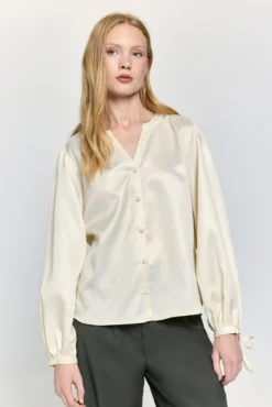 Blusa esvoaçante com acabamento semibrilho