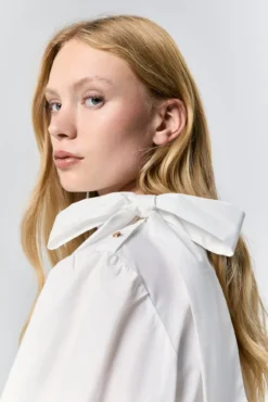 Blusa esvoaçante com gola